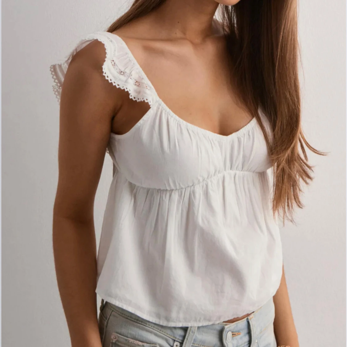Vit blus med volangärmar och knyt
