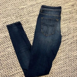 Jeans Tiger of Sweden  - Knappt använda jeans från Tiger of Sweden. Storlek 31/32. Passar mig som har storlek medium. Stretchiga. Jättefina! 
