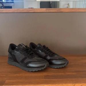 Valentino rockrunner stl 39/40 - Valentino rockrunner i stl 39 men passar även 40. Skorna är i bra skick men har en liten defekt. Fråga gärna om bild om ni vill se mer! Vid frågor är det bara ställa och kom gärna med prisförslag!