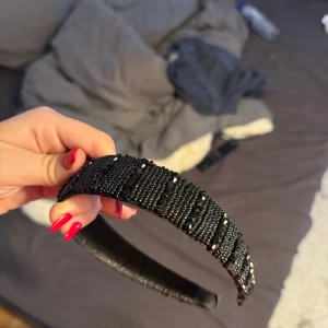 Svart diadem med pärlor och paljetter - Säljer mitt svarat diadem då jag aldrig använder de. Minns ej vart de är köpt, men väldigt bekvämt