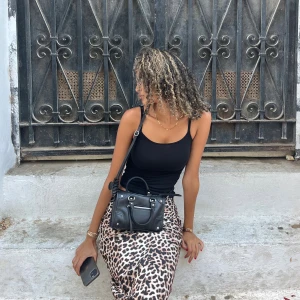 Kjol bershka -  Lång silkeskjol från Väska använd endast två gånger i leopardmönster 