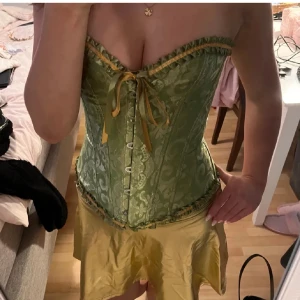 Tiana kostym💚 - En perfekt kostym till halloween💘 Kjolen är storlek S och korsetten är storlek M, passar dock även xs/s eftersom att den är väldigt justerbar! Orginalpris: 250