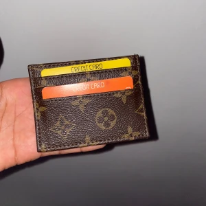 L.V korthållare Brun - Helt ny, fin replika med grym kvalitet. Pris: 449kr. Först till kvarn. Skickas direkt inom 24h