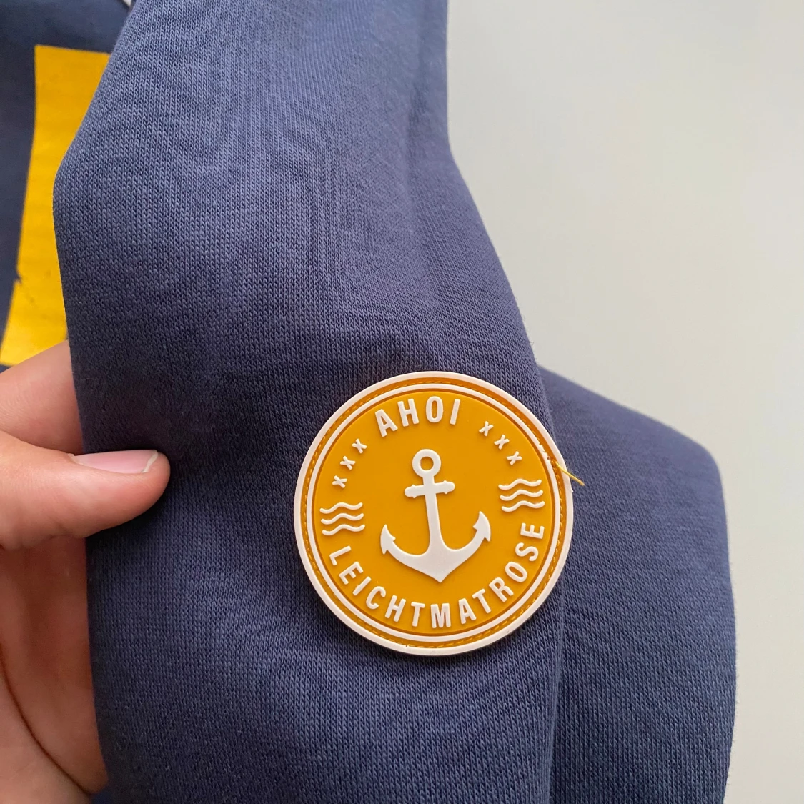 Mörkblå hoodie med gul MOIN-print - 4