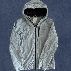 J.L jacka - Jacka från J.Lindeberg, perfekt för hösten. Bra skick förutom lite skrynklig. Storlek S, längd: 63, bredd: 47, arm: 60. Skriv vid funderingar.