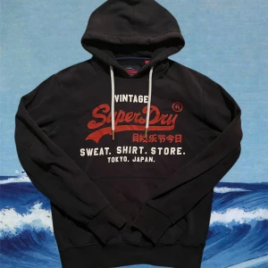 Superdry hoodie - Säljer denna Superdry hoodie för endast 449kr! Storlek M passar 170-185ish. Använt sparsamt och är i 9/10 skick. Perfekt nu till kallare väder❄️Hör av er vid intresse!⭐️🙏