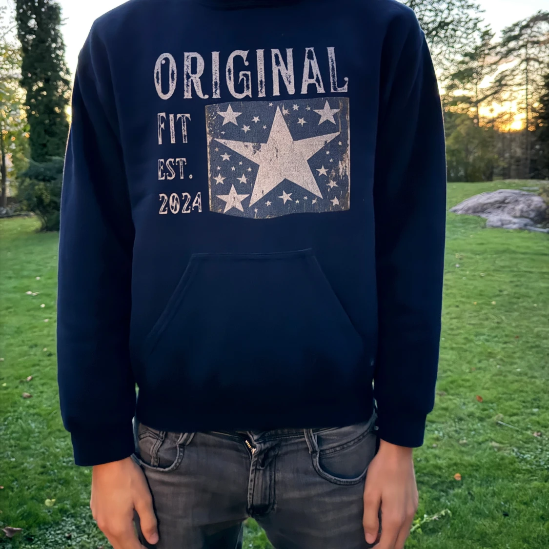 Mörkblå hoodie med stjärntryck - 2