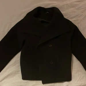 Svart kappa från Gina - Snygg svart kappa från Gina Tricot. Inga hål eller defekter, som ny. Bara andvänts en höst. Orginal pris är 700kr