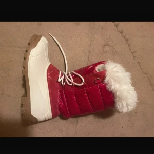 Vinterskor - Jättesöta vinterskor perfekt till julen! Använda en eller två gånger och i superbra skick. Storlek 37/38, vet tyvärr inte vart de är ifrån men orginalpriset är över 1000kr!💗