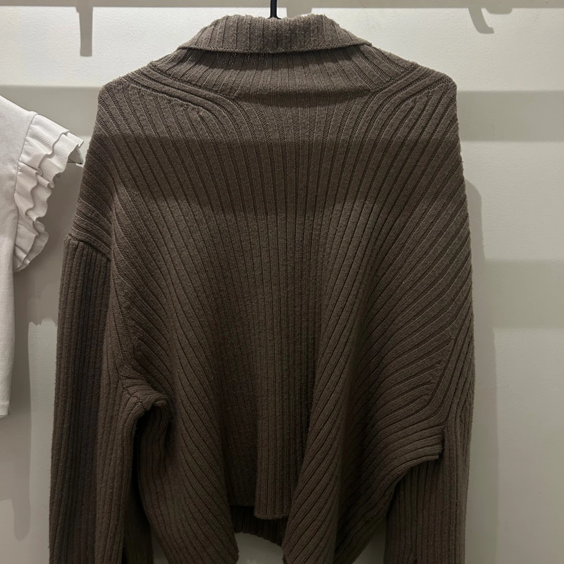 Beige ribbad polotröja - 1