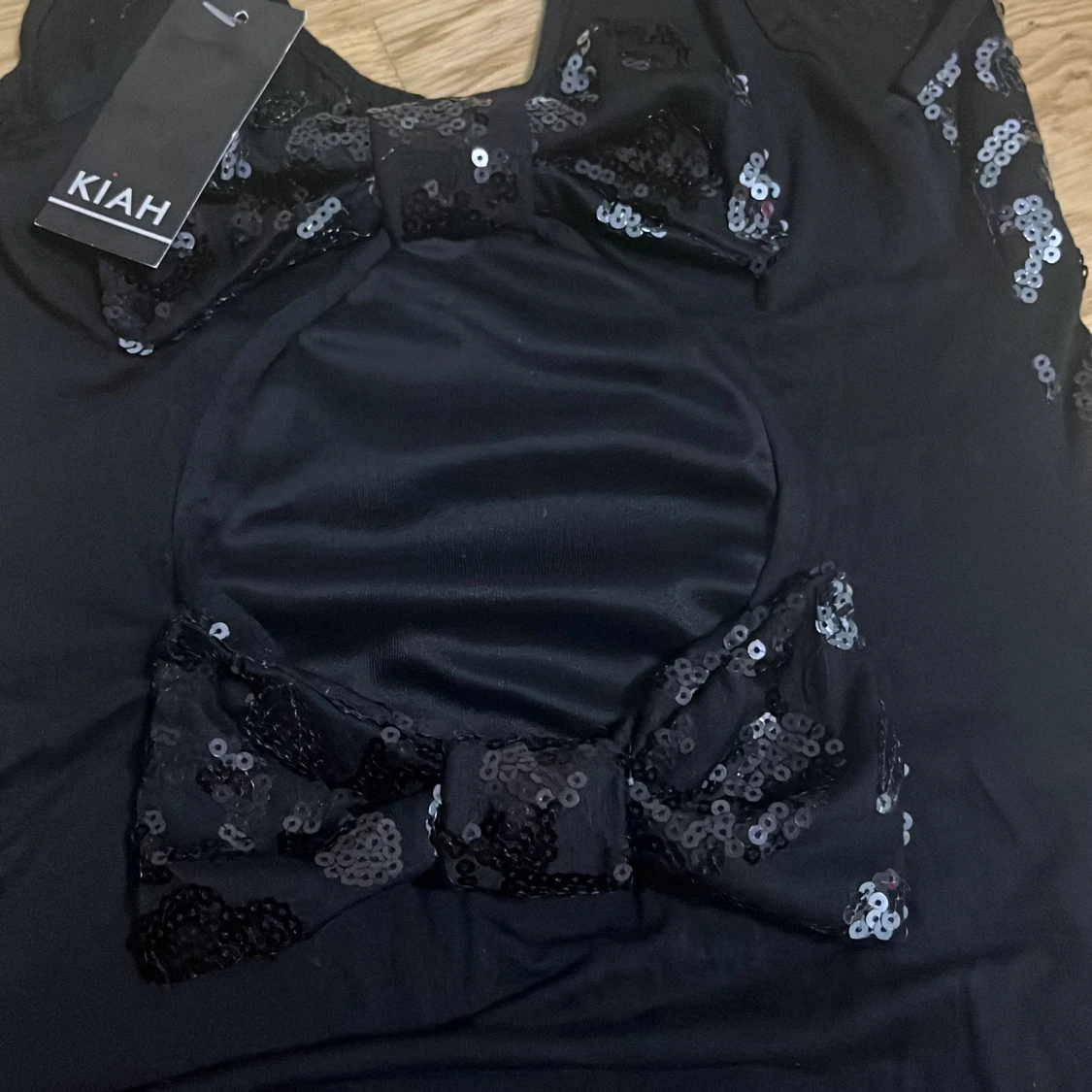 Svart paljettklänning med rosetter KIAH - 3