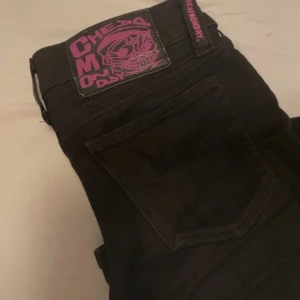 Svarta lågmidjade jeans från Cheap Monday - Svarta jeans från Cheap Monday. Helt nya säljer då de irne passade💕26/30