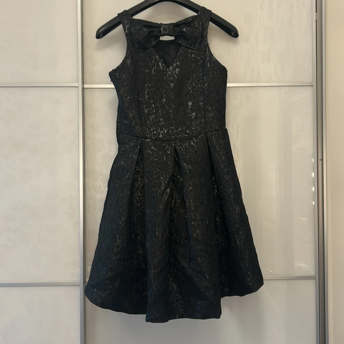 Svart glittrig kortklänning med rosett - 1