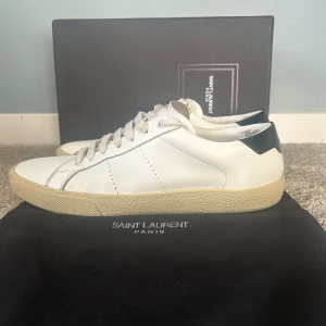 Saint Laurent Trainer SI/01 leather  - Tjena, säljer mina grymt feta YSL skor i stl 41. Nypris på dessa ligger runt 7000kr, säljer nu för 1499kr, detta då dom är väldigt använda. Hör av er vid ev frågor. Box samt dust bag följer med vid köp. 