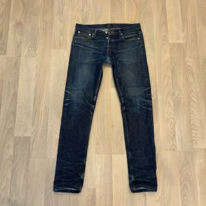 Apc Selvege jeans - Bra skick inga defekter. Finns inte att köpa längre. Vårat pris endast 1199 priset kan alltid diskuteras. L32
