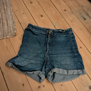 Hög midjade shorts blå - Blåa högmidjade shorts perfekta till sommaren stretcha och sköna i storlek 152 o bra sick 