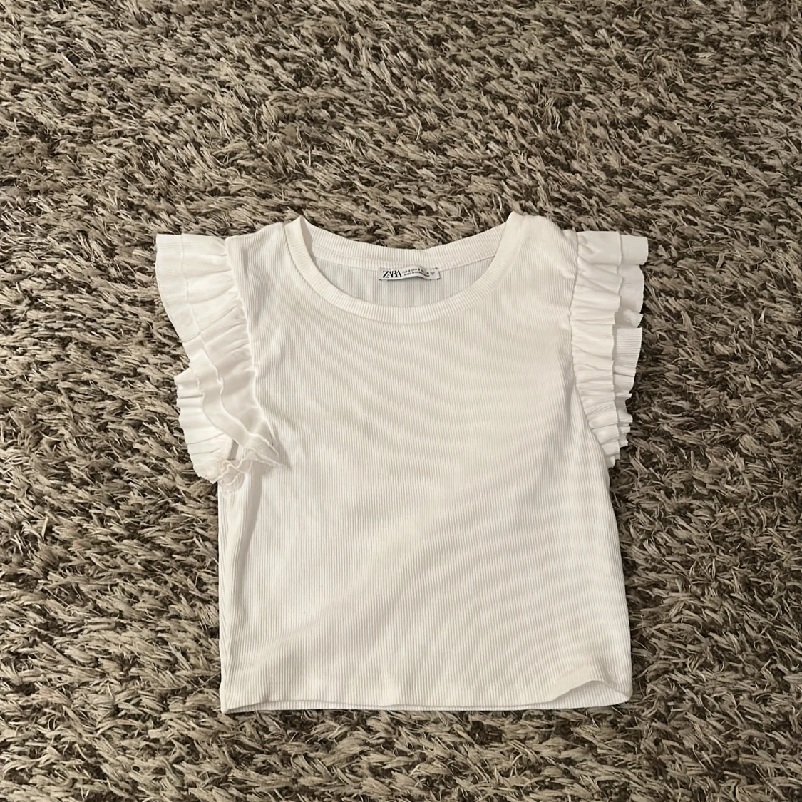 Vit ribbad topp med volangärmar från Zara