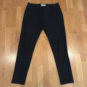 Les Deux kostymbyxa - Säljer ett par svarta Les Deux kostymbyxor då dem har blivit för små. Storlek 31. Midjemått: 42 cm. Längd 101 cm.
