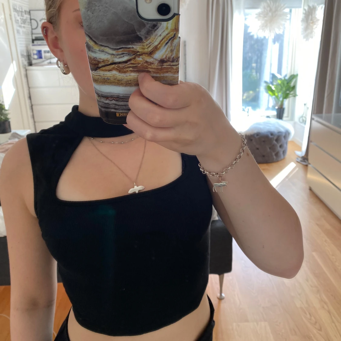 Svart croppad topp med cut out-detalj