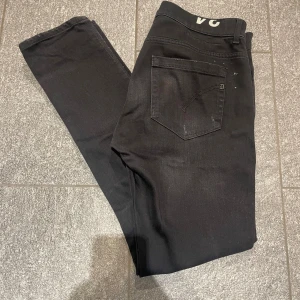 Dondup George med slitningar - Dondups med slitningar modell George. Endast använda 3 gånger. Mycket fint skick. Storlek 34.