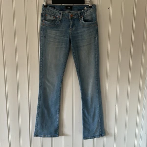 Ljusblå jeans från LTB Valerie - Säljer ett par ljusblå jeans från LTB, modell Valerie. Jeansen har klassisk femficksdesign, snygga kontrastsömmar.