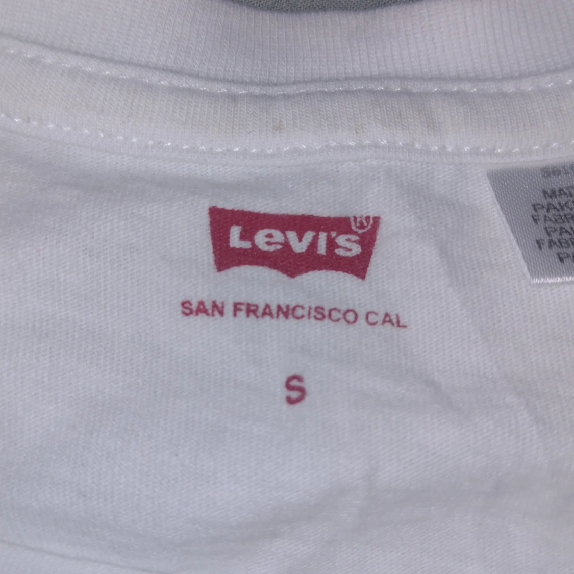 Vit Levi's t-shirt med röd logga - 2