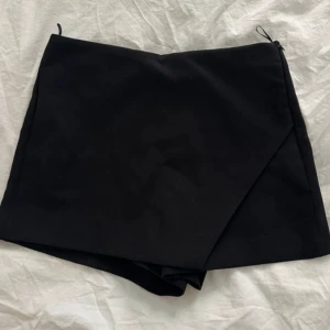 Zara kjol 🖤 - Köpt på Vinted men aldrig använd! 