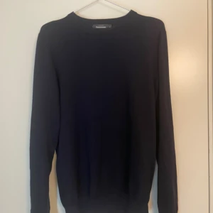 Mörkblå stickad tröja   - Premium stickad tröja från dressmann. Aldrig använd därmed skick 10/10. Nu pris 699