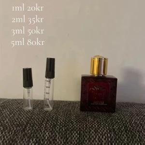 Versace Eau de Parfum decant - Prova Versace Eau de Parfum i mindre mängder! Perfekt för dig som vill testa en lyxig doft utan att köpa en hel flaska. Finns i 1ml, 2ml, 3ml och 5ml. Snygg och exklusiv känsla i varje spray.