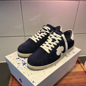 Mörkblå mocka sneakers The Gallerist - Helt nya (oanvända) mörkblå sneakers från The Gallerist i str 43, säljes eller byter mota andra skor