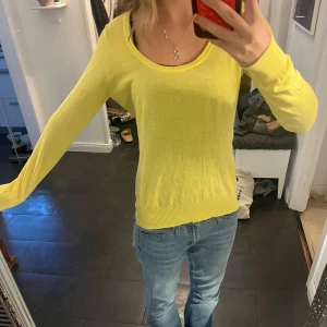 Gul långärmad tröja i bomull - Snygg gul långärmad tröja med rund halsringning. Tröjan är tunn och har ribbade muddar vid ärmslut och nederkant. Perfekt att styla med jeans för en fräsch look.💛