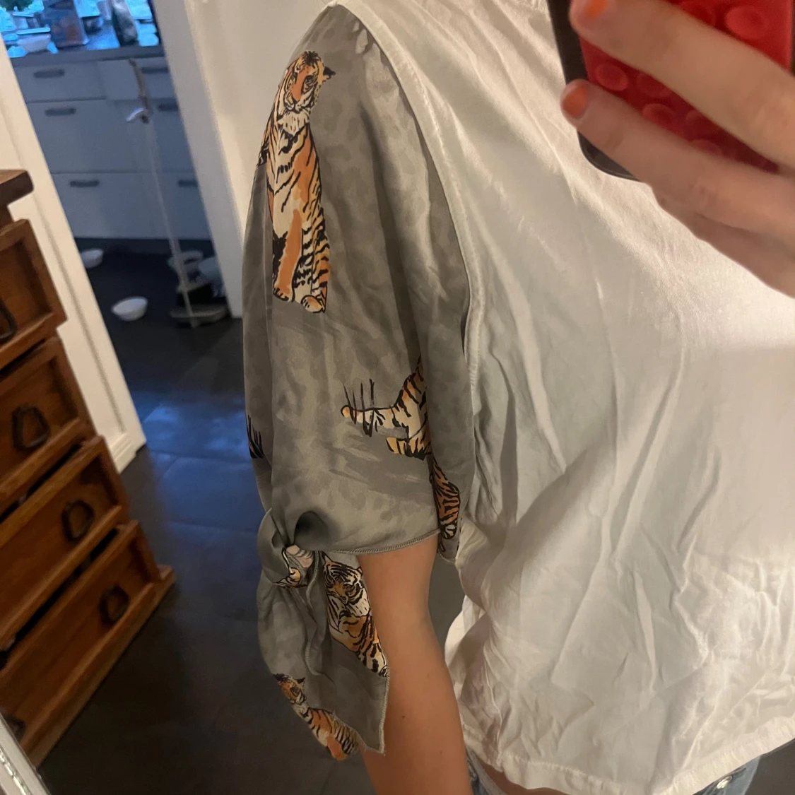 Vit blus med grå tigermönstrade ärmar - 1