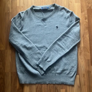 Grå tröja från Polo Ralph Lauren - Jätteskön Ralph Lauren tröja i Pima Cotton. Perfekt för vintern. Hör av er vid minsta frågan😊