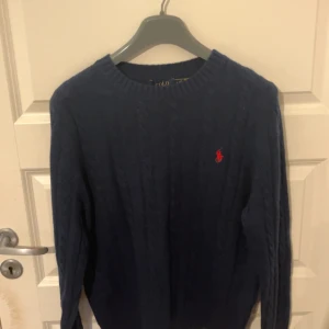 Polo tröja  - Säljer en riktig snygg polo tröja till ett väldigt bra pris. Först till kvarn som gäller🤗