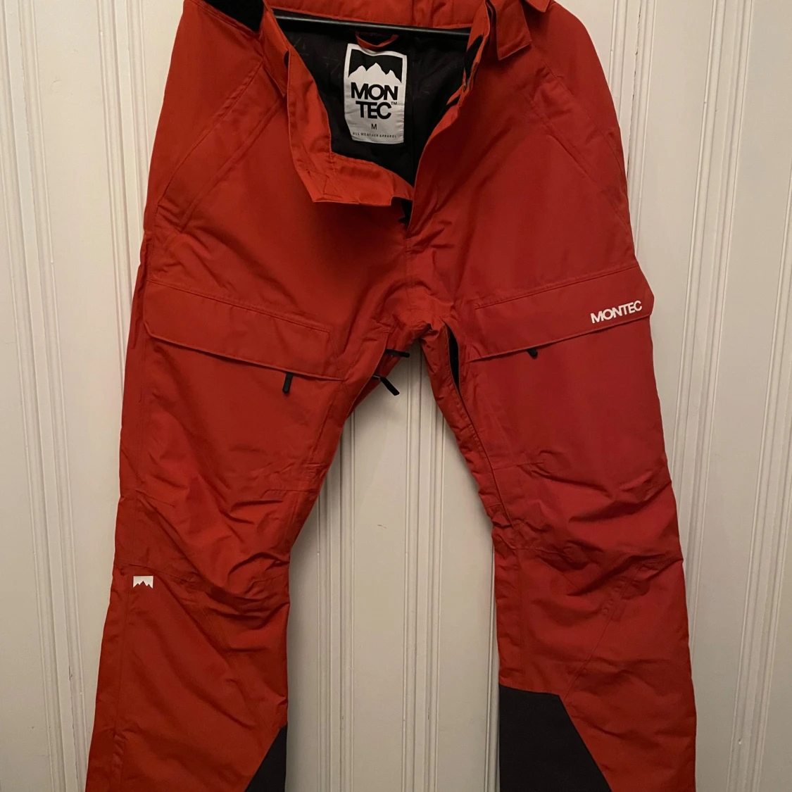 Röda täckbyxor från Montec M