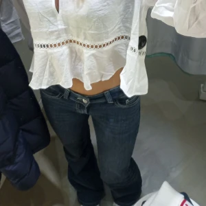 Nelly jeans - Säljer mina blåa Nelly jeans då dem inte längre kommer till användning, lite stora för min smak. Storlek w27 små slitningar längst ner på benets baksida. Annars är dem i väldigt fint skick 