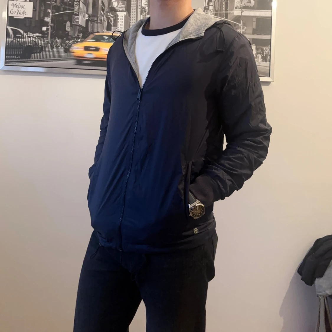 Mörkblå vindjacka med huva