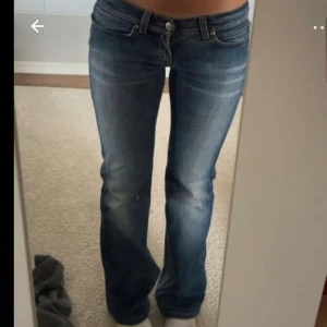 Only jeans - Snygga jeans från märket Only. Köpta på vinted men var tyvärr för små därför säljer jag dom! Storlek 34/xs. Bilden är från henne jag köpte av!!