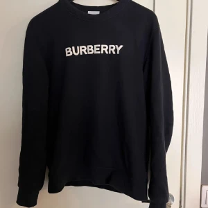 Burberry sweatshirt mörkblå - Mörkblå sweatshirt från Burberry i storlek XS den passar S bättre enligt mig. Använd lite väldigt bra skick. Perfekt för dig som gillar stilrena och exklusiva plagg med enkel design. Kvitto från NK, Nypris 8000