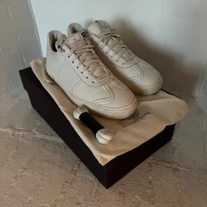 Valentino flycrew - Säljer nu dessa otroligt eftertraktade och stilrena Valentino Flycrew🤩. Skorna är då i storlek 40 1/2 Italiensk storlek vilket motsvarar ca 41-42 i EU storlek, innersulan är 27cm. För övrigt är skorna i mycket fint skick utan några skador skick=9/10. Förutom något litet under skon som syns på bild men inget man märker. Allt og ingår i skorna en dustbag, nya skosnören och lådan. Om du har några frågor eller funderingar skriv gärna! 