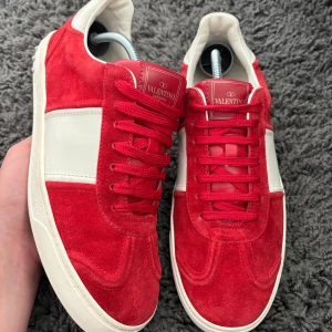 Valentino flycrew - Valentino flycrew i utmärkt skick! Skick 9,5/10|| Alla nitar kvar och sulorna har inget heeldrag || storlek 42 1/2|| pris 3799 men inte spikat! Skriv vid intresse!