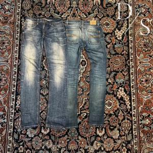 Vintage nudie jeans  - Sjukt feta nudie jeans! Modellen är ”Lean Dean” storlekslappen e halvt trasig då de är svårt o läsa bredd storleken men utifrån mått skulle jag säga 30. Modellen är 187 väger 65kg. Jag skulle säga de kan passa kortare typ 175-187 är bra längd sen 65kg satt perfekt på min midja! Mått: Midja:40cm Längd:102cm Benöppning:16,5cm