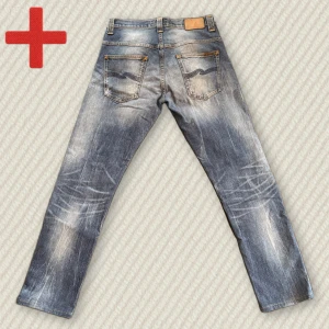 Unika Slim Fit Nudie Jeans  - Riktigt snygga Nudie Jeans med unik tvätt och i mycket bra skick! Storlek 32/32, men de verkar vara något kortade. Osäker på modell, men de sitter som slim fit. Mått: Midja – 42 cm, Innersöm – 75 cm, Yttersöm – 101 cm, Lår – 26 cm, Benöppning – 17 cm. Skriv gärna vid frågor!