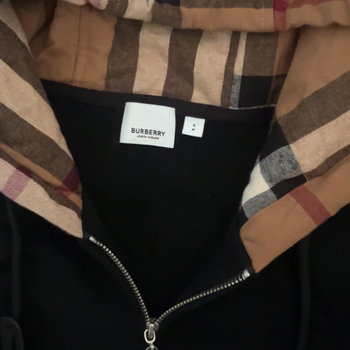 Svart hoodie från Burberry med rutig huva - 1