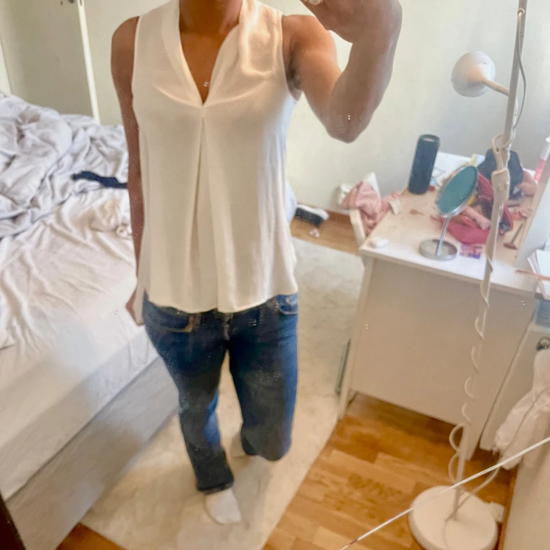 Vit ärmlös blus med v-ringning