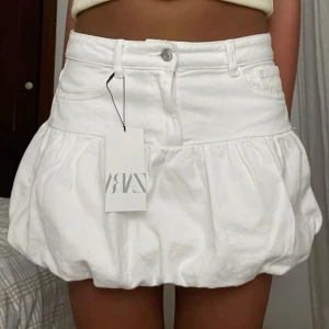 Zara vit kjol - Säljer denna super snygga lågmidjade volangkjol från zara i perfekt skick! 