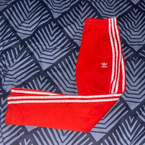 Adidas byxor.  - Jag säljer min Adidas byxor för den inte passar mig längre. Den är I jätte bra skick, 9/10. Pris kan diskutera via intresse. 