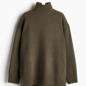  stickad polotröja oversized - Säljer en olivgrön stickad polotröja med oversized passform och höga ribbade muddar. Tröjan har hög polokrage och slitsar i sidorna, kom privat för egna bilder 🥰🥰 köpt för 299kr 