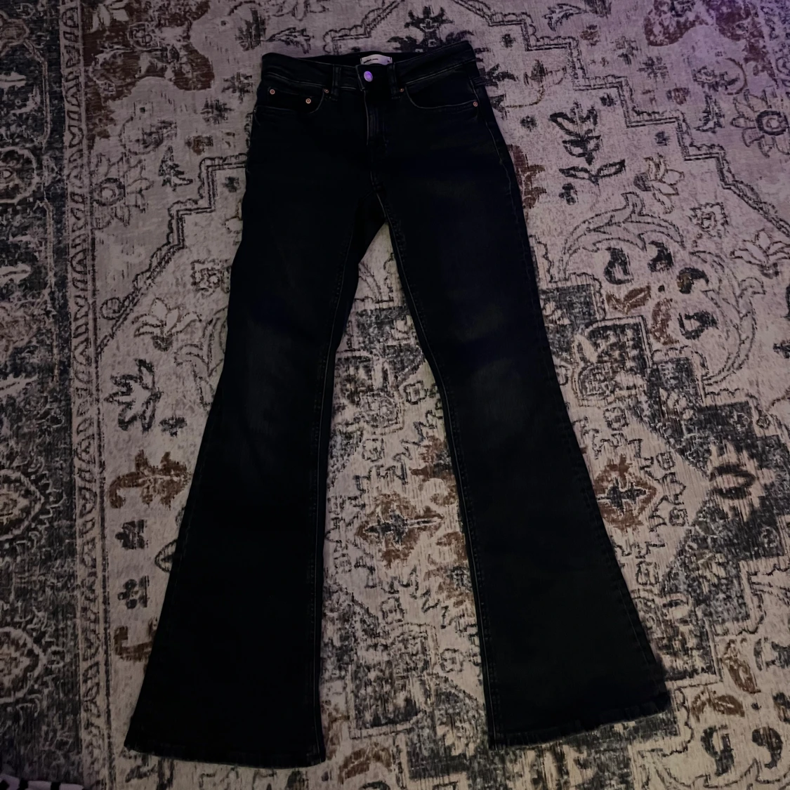 Mörkblåa bootcut jeans