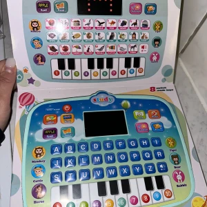 Educational Computer Toy med LED-skärm data lärplatta  - Pedagogisk leksaksdator för barn 3+ år med LED-skärm, bokstavs- och sifferknappar, pianotangenter och flera spellägen. Lär ut bokstäver, ord, musik och djur. Ny & Komplett i originalkartong. Educational Computer Toy med LED-skärm data lärplatta En rolig och lärorik leksaksdator för barn. Denna interaktiva leksak hjälper barn att lära sig bokstäver, ord, siffror och musik på ett lekfullt sätt. Perfekt för tidig utbildning och utveckling.